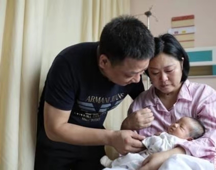 牺牲消防员父母借试管冒死诞下女婴  高龄失独家庭再生究竟是对还